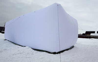 бескаркасная надувная палатка